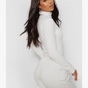 MAKE OFFER White turtle neck